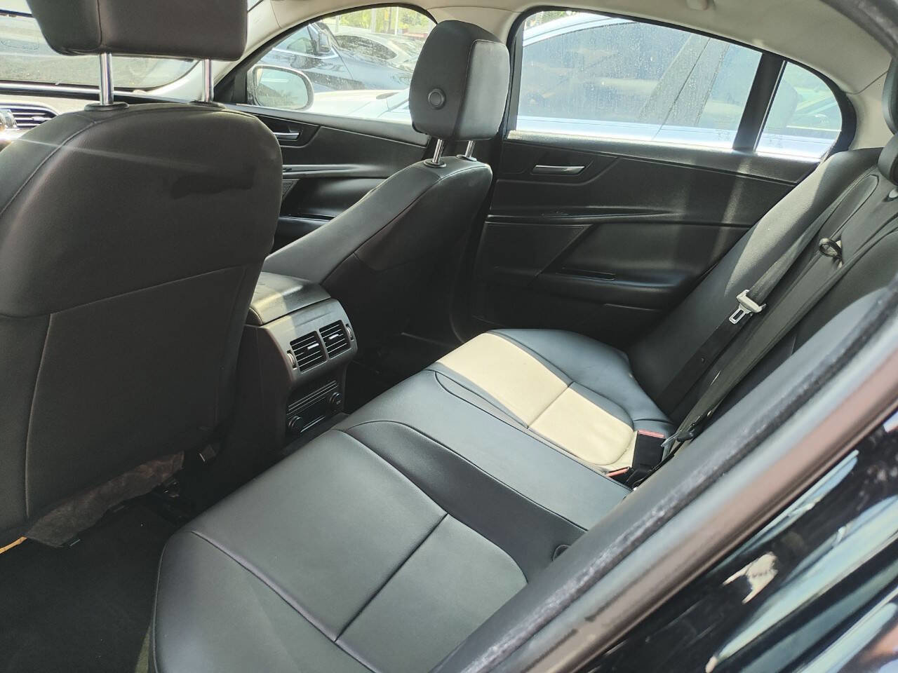 Used 2017 Jaguar XE Premium image 26