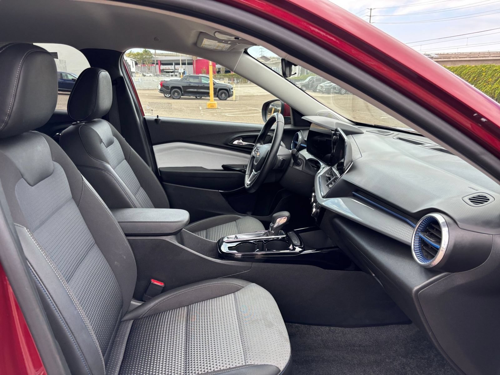 Used 2025 Chevrolet Trax LT w/ LT Convenience Package FWD image 34