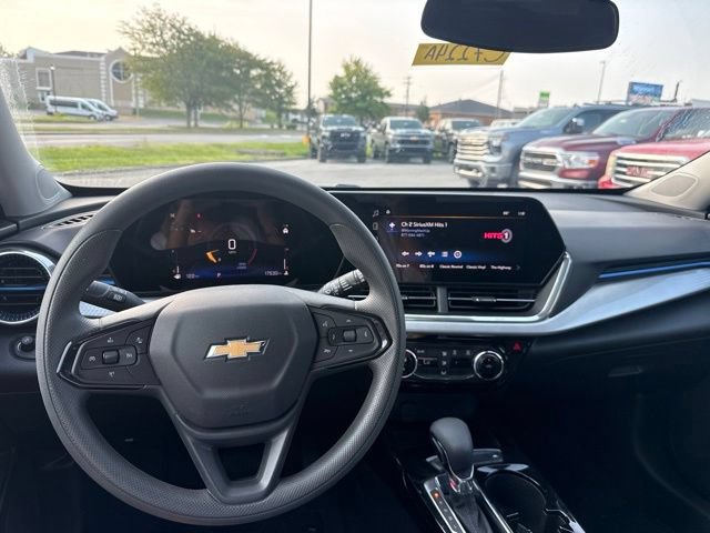 Used 2025 Chevrolet Trax LT FWD image 30