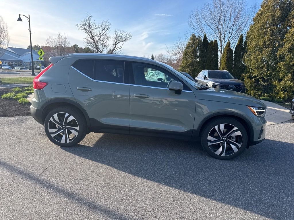Used 2023 Volvo XC40 B5 Plus w/ Driver Assist Package AWD/4WD image 3