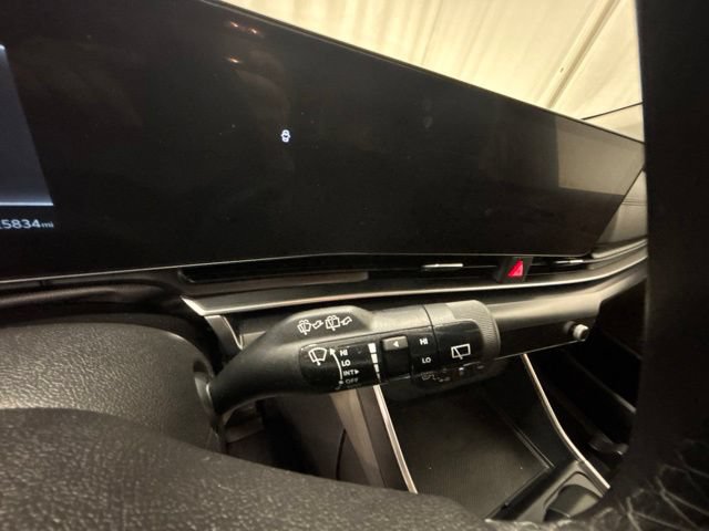 Used 2025 Kia Carnival FWD image 28