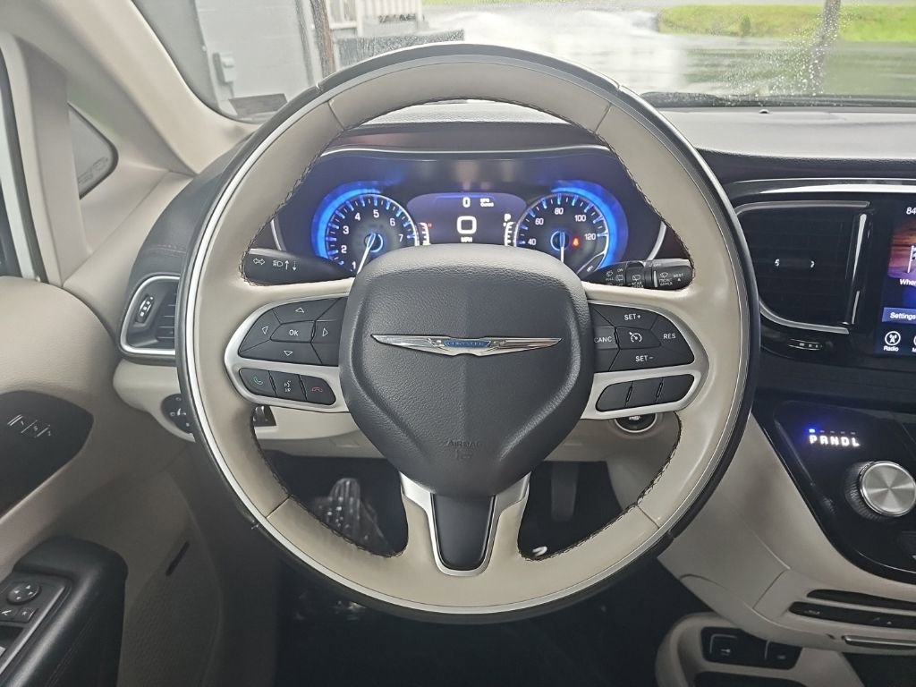 Used 2017 Chrysler Pacifica Limited FWD image 21