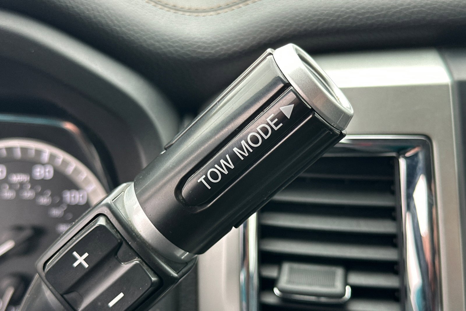 Used 2018 Nissan Titan SL w/ Chrome Package image 32