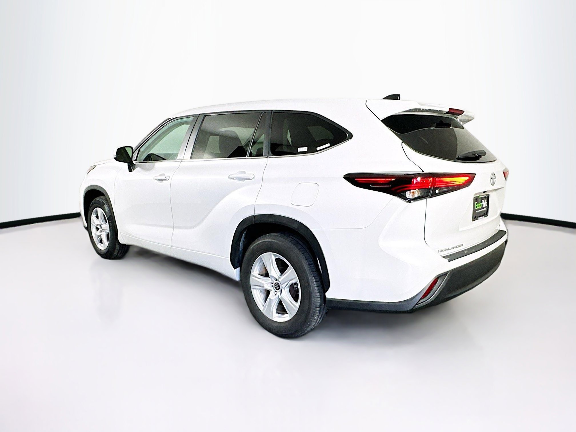 Used 2024 Toyota Highlander LE image 5