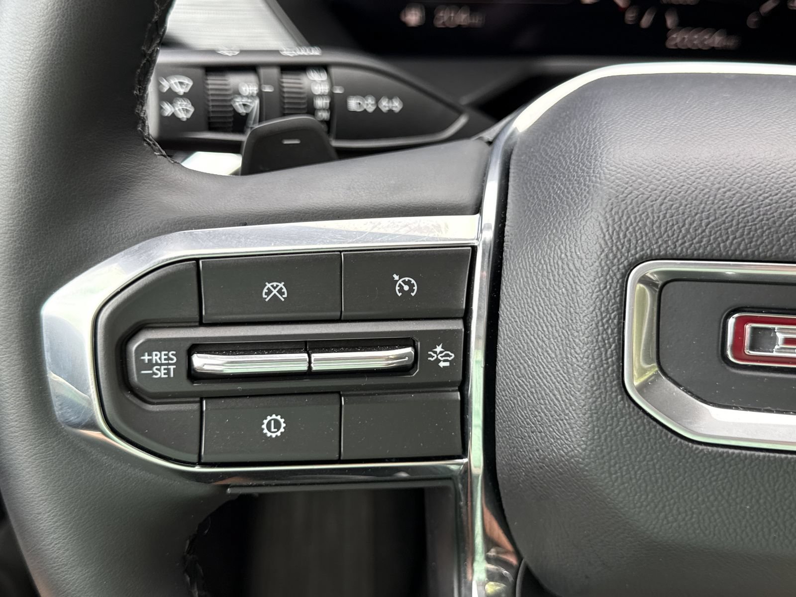 Used 2025 GMC Acadia Elevation FWD image 23