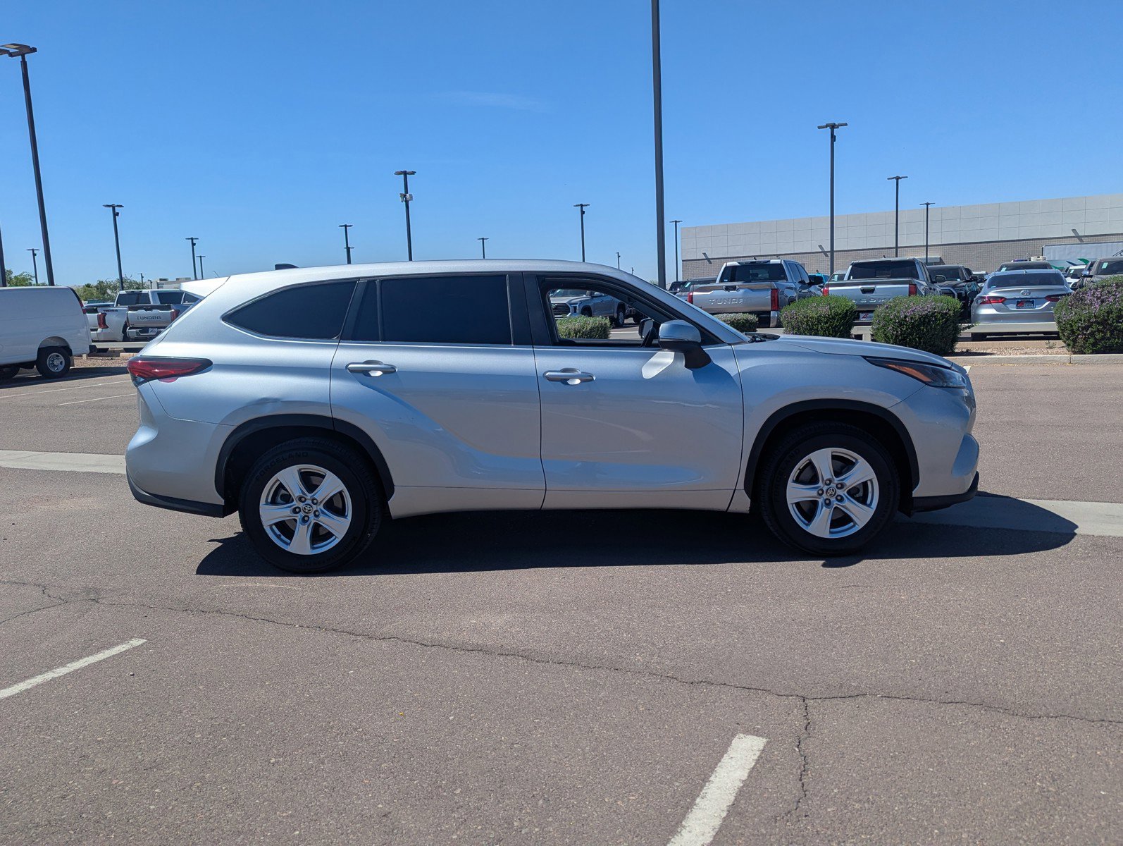 Used 2023 Toyota Highlander L image 6