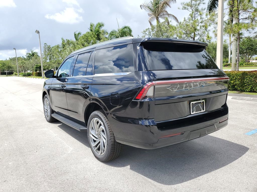 New 2026 Lincoln Navigator Premier AWD/4WD image 3