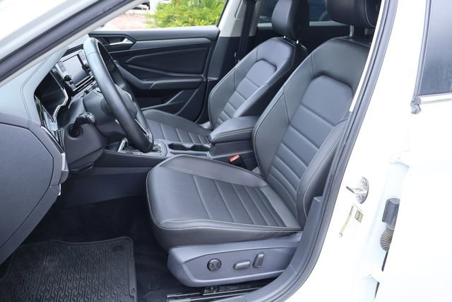 Certified 2022 Volkswagen Jetta SE w/ Panoramic Sunroof Package image 14