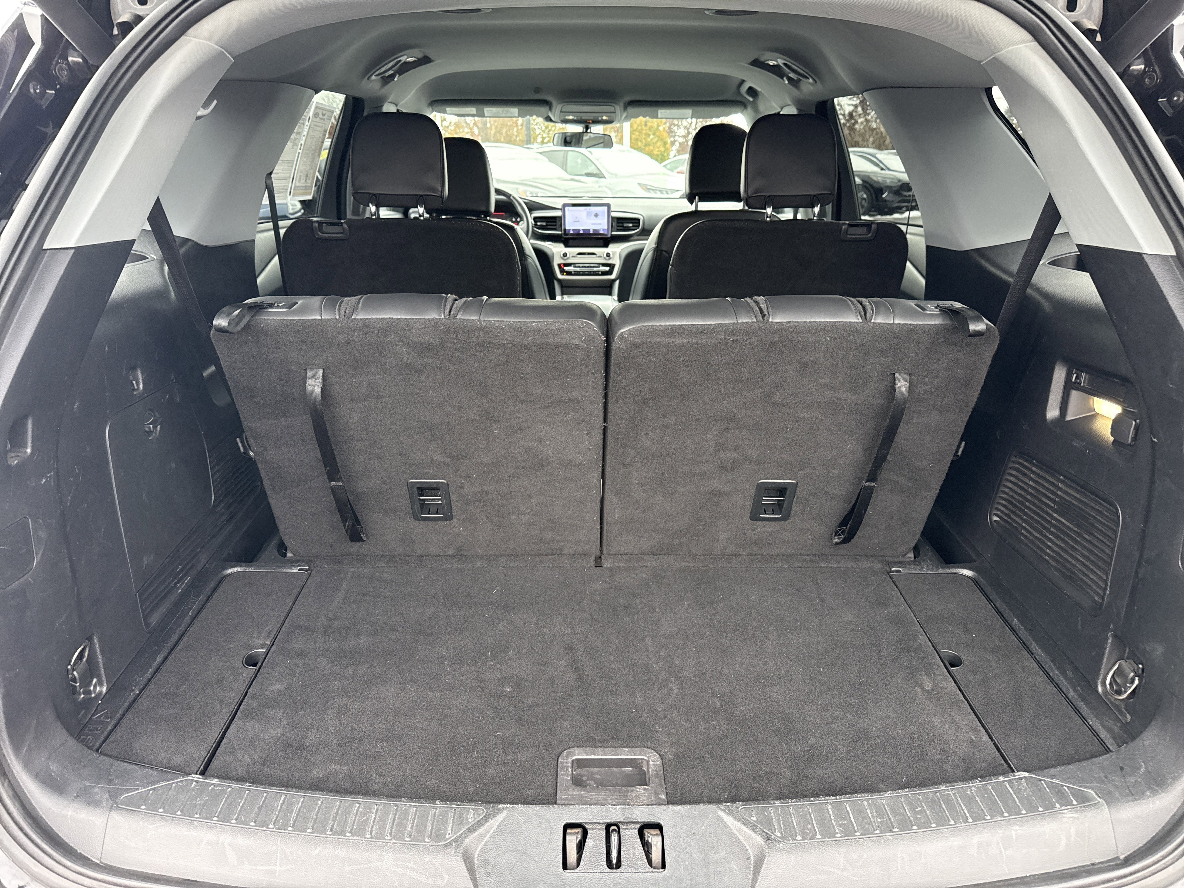 Used 2022 Ford Explorer XLT w/ Equipment Group 202A image 8