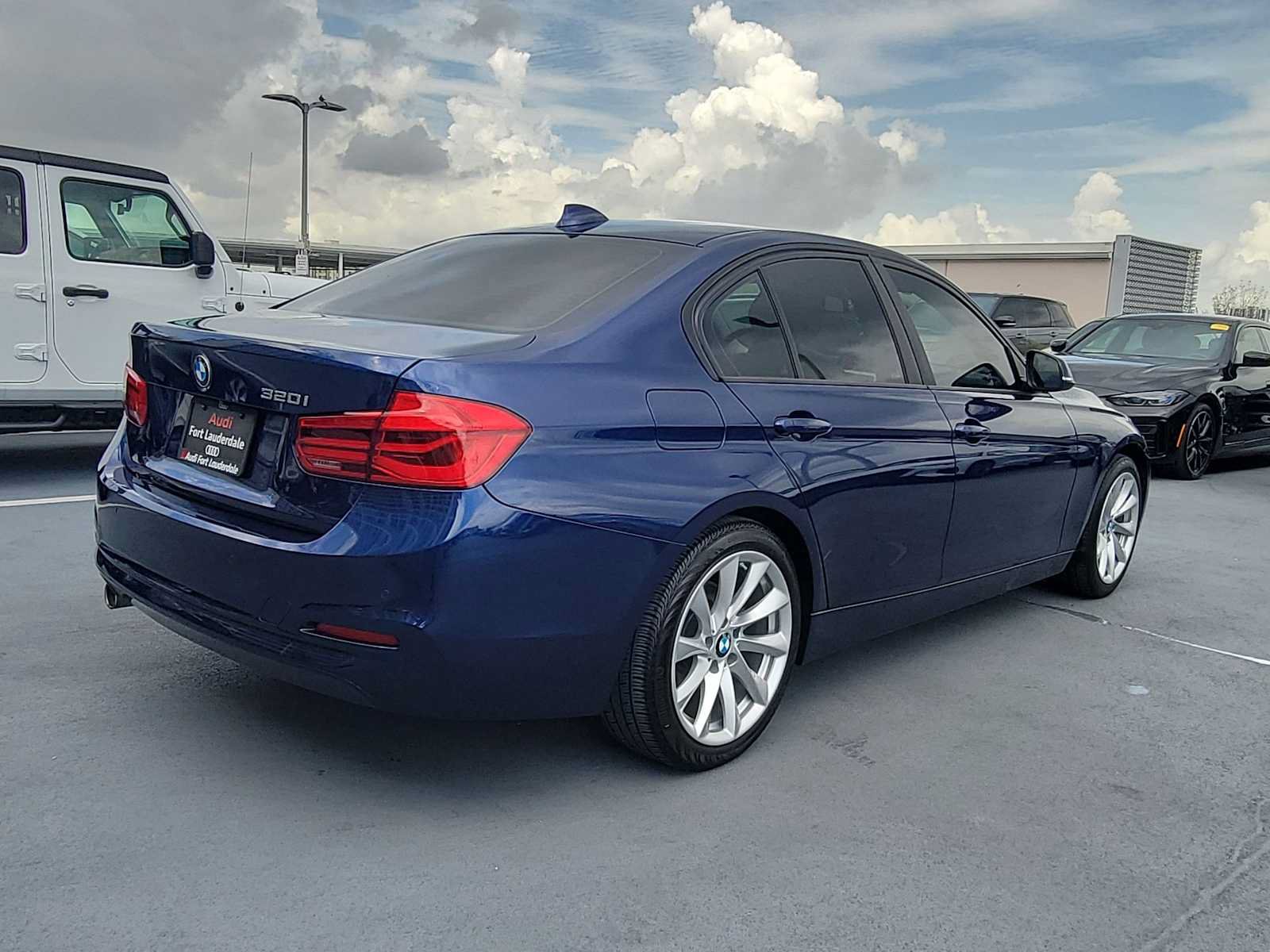 Used 2018 BMW 320i Sedan RWD image 6