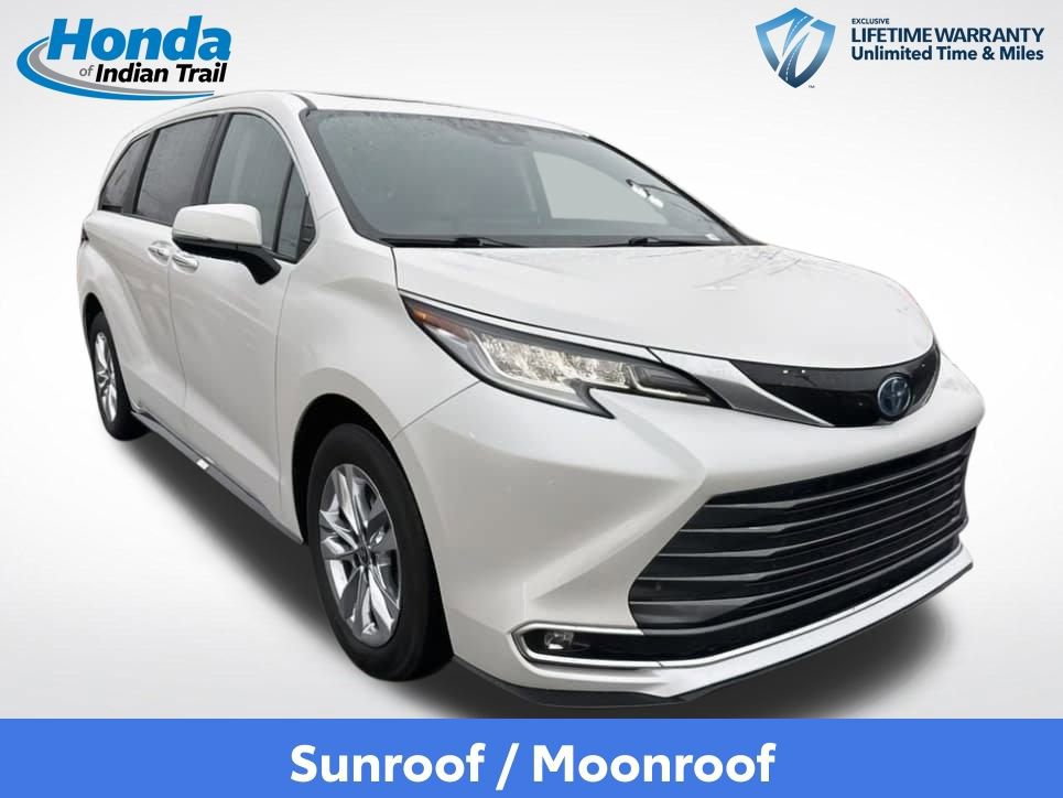 Used 2025 Toyota Sienna Limited image 3