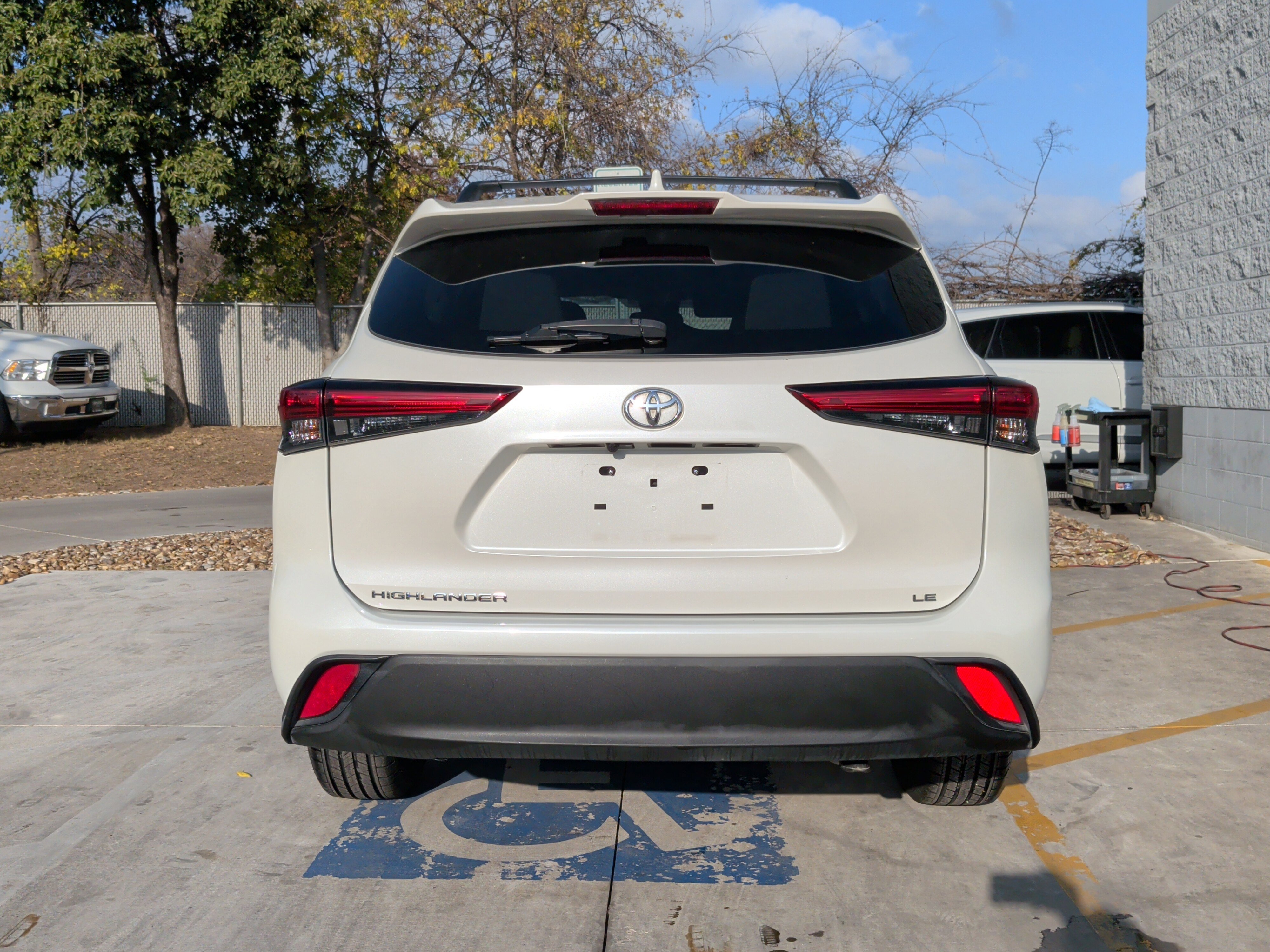 Used 2021 Toyota Highlander LE image 9