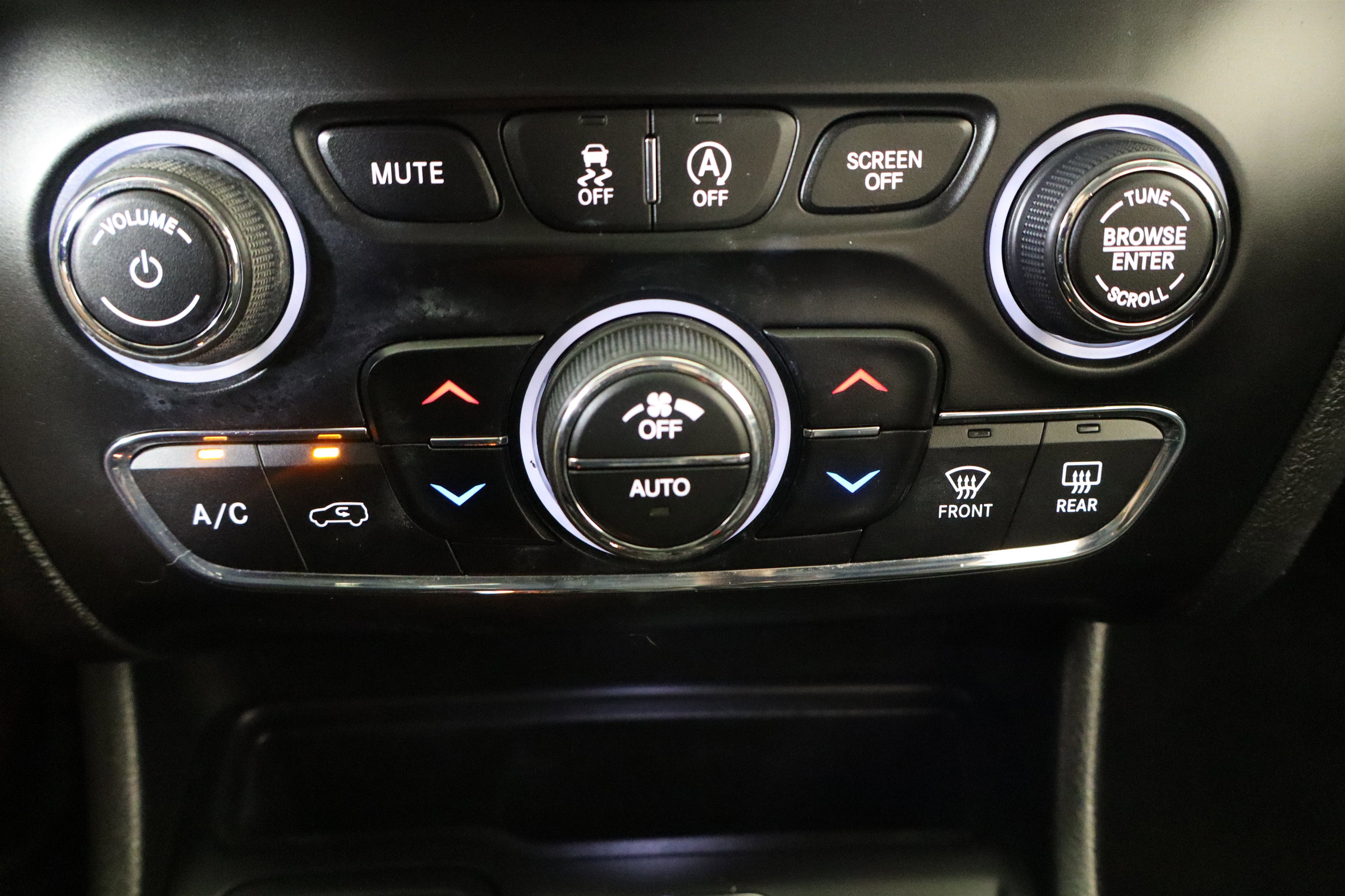 Used 2019 Jeep Cherokee Latitude Plus w/ Comfort/Convenience Group image 27