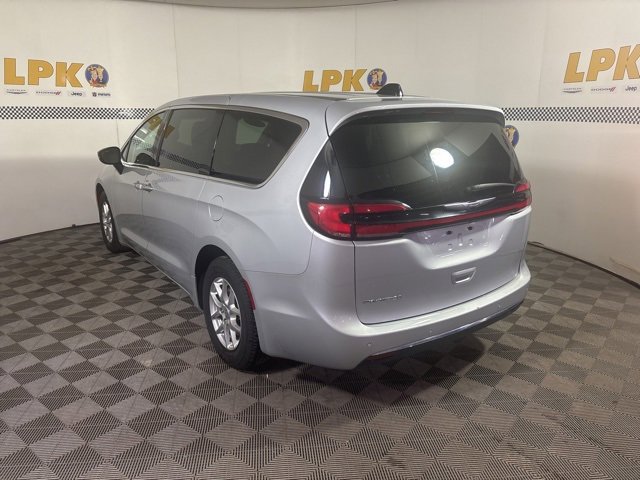Certified 2024 Chrysler Pacifica Touring-L image 9