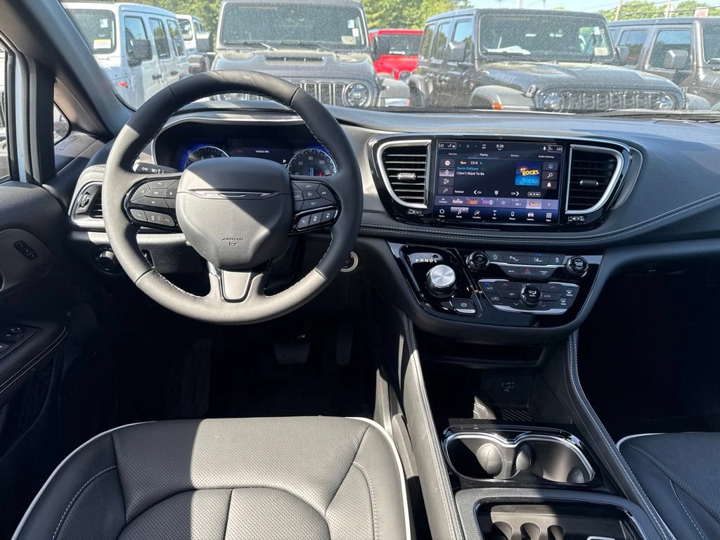 New 2027 Chrysler Pacifica Limited AWD/4WD image 21