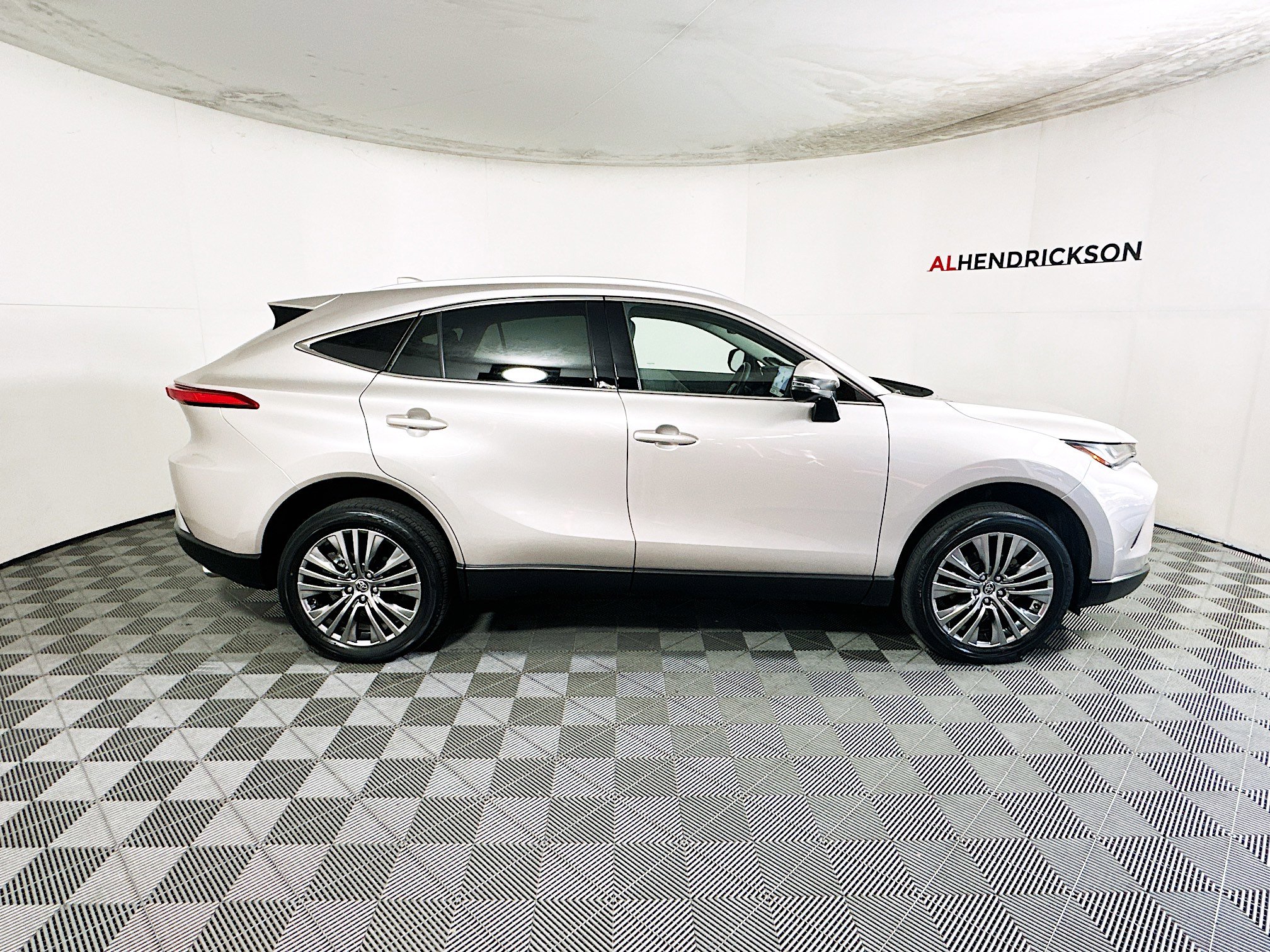 Used 2023 Toyota Venza LE video 2