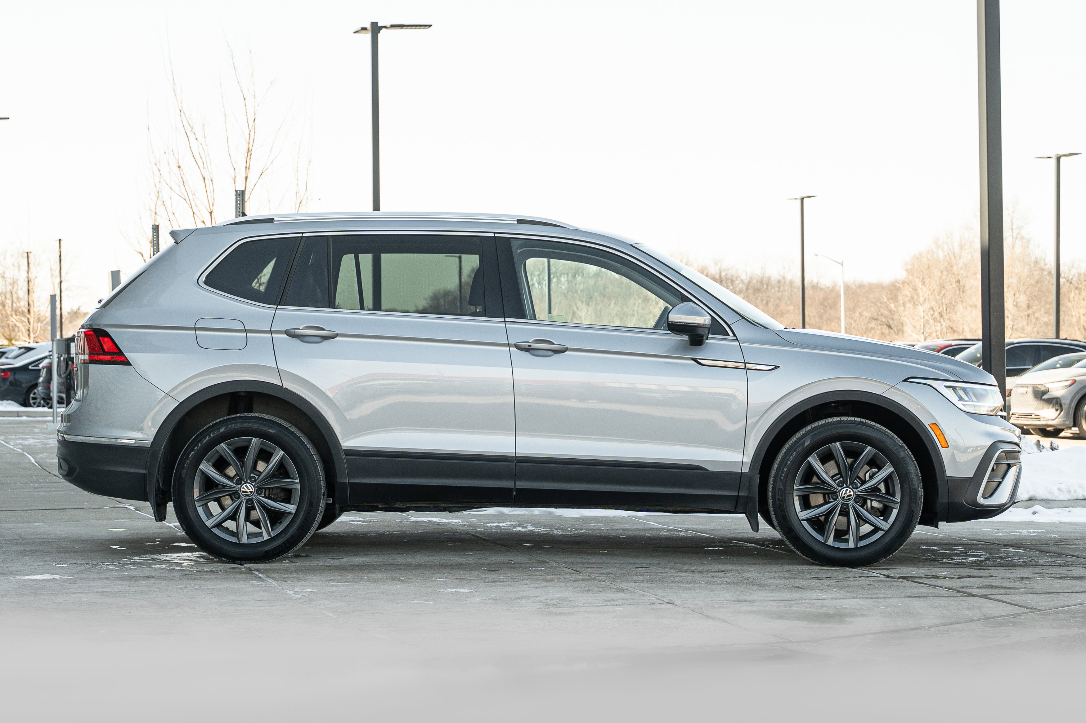 Used 2023 Volkswagen Tiguan SE image 3