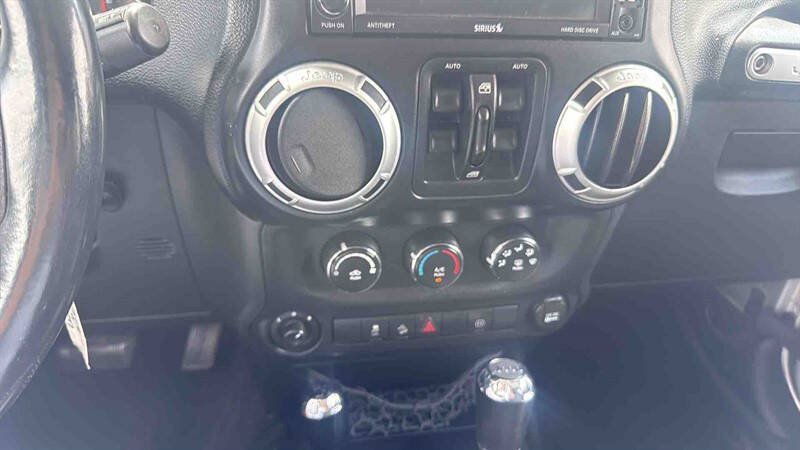 Used 2012 Jeep Wrangler Unlimited Rubicon AWD/4WD image 19