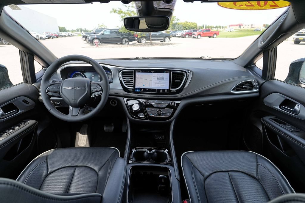 Used 2025 Chrysler Pacifica Limited FWD image 27