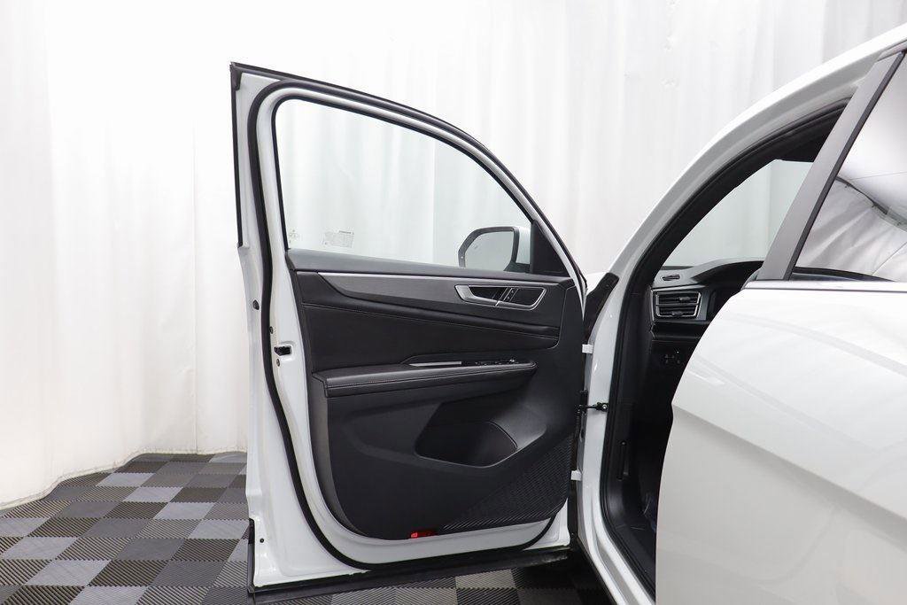 Used 2025 Volkswagen Atlas Cross Sport SE image 4