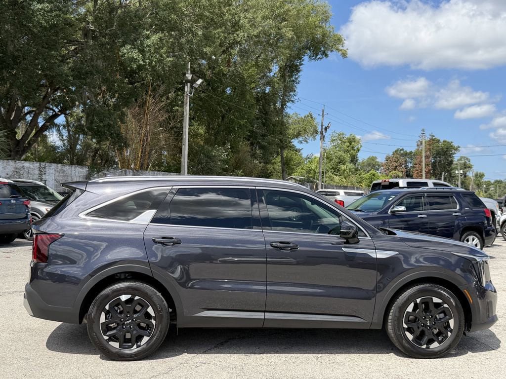 Used 2025 Kia Sorento S FWD image 4