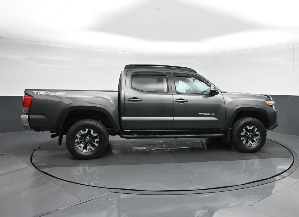 Used 2017 Toyota Tacoma TRD Off-Road image 8
