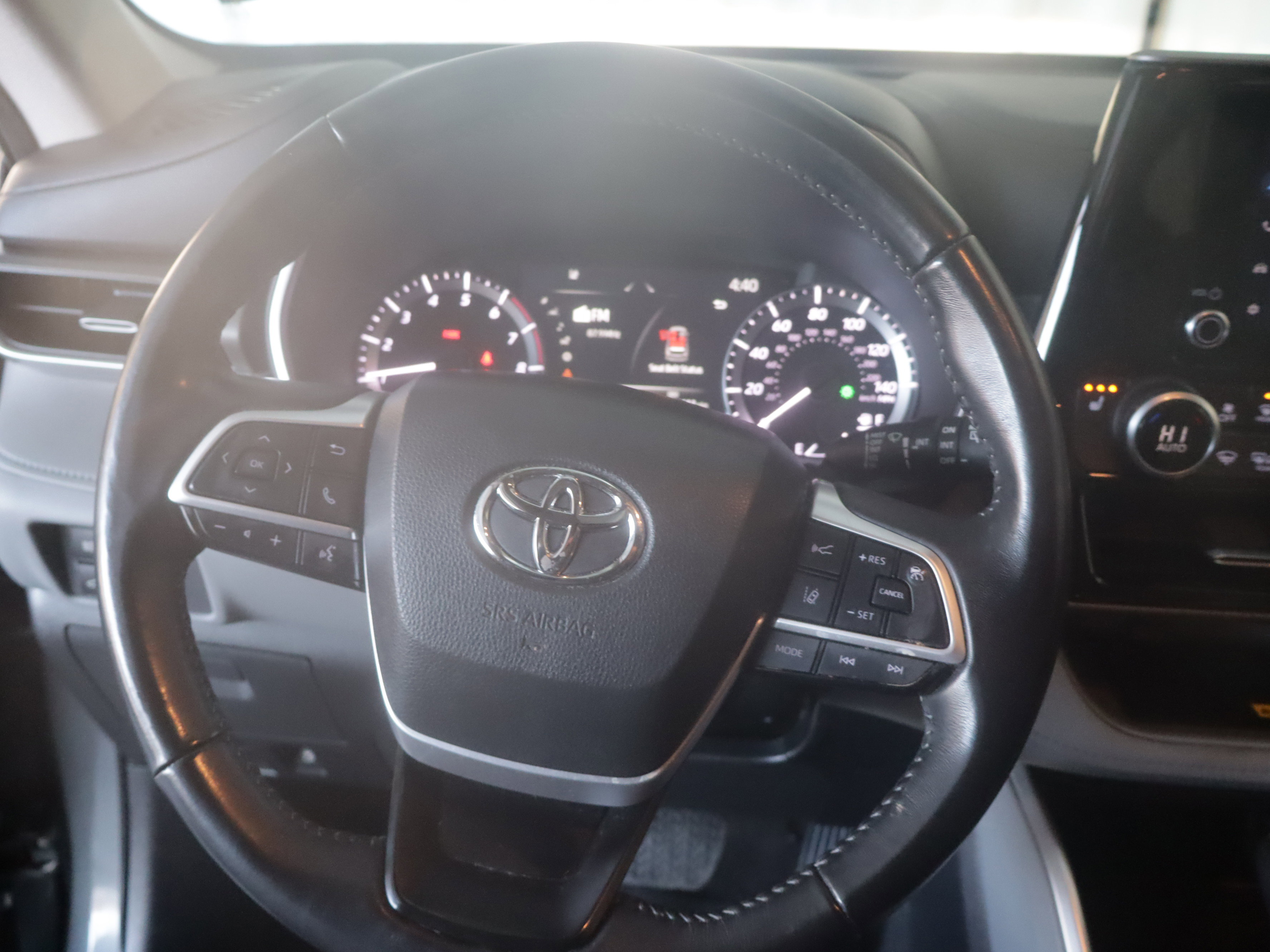 Used 2023 Toyota Highlander XLE image 6