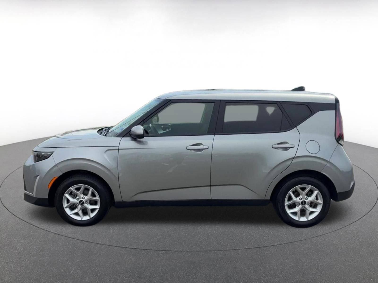 Used 2025 Kia Soul LX w/ LX Technology Package FWD image 9