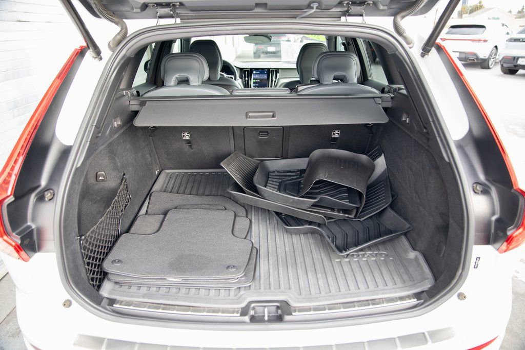 Used 2022 Volvo XC60 B5 R-Design w/ Advanced Package image 18