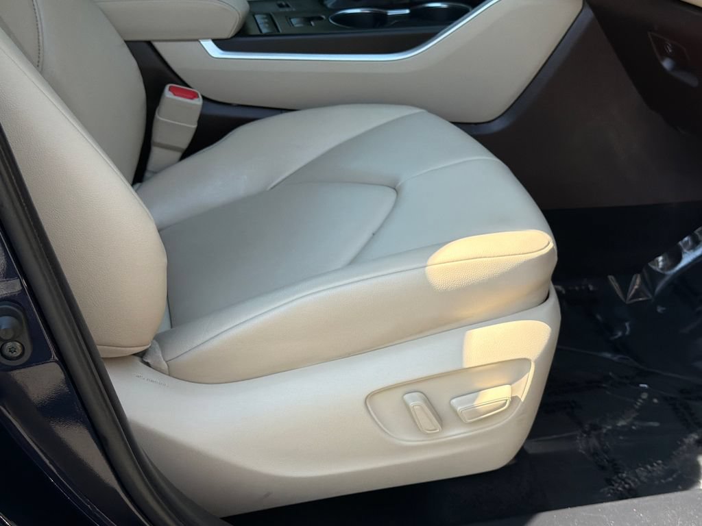 Used 2022 Toyota Highlander XLE AWD/4WD image 13