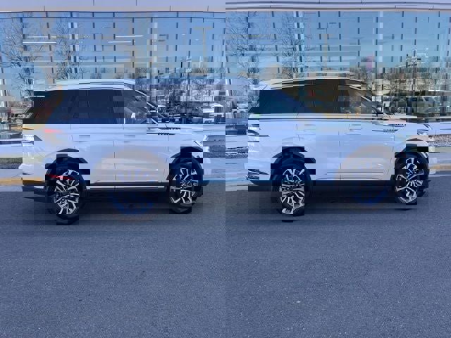 Used 2024 Lincoln Aviator AWD w/ Premium Package image 9