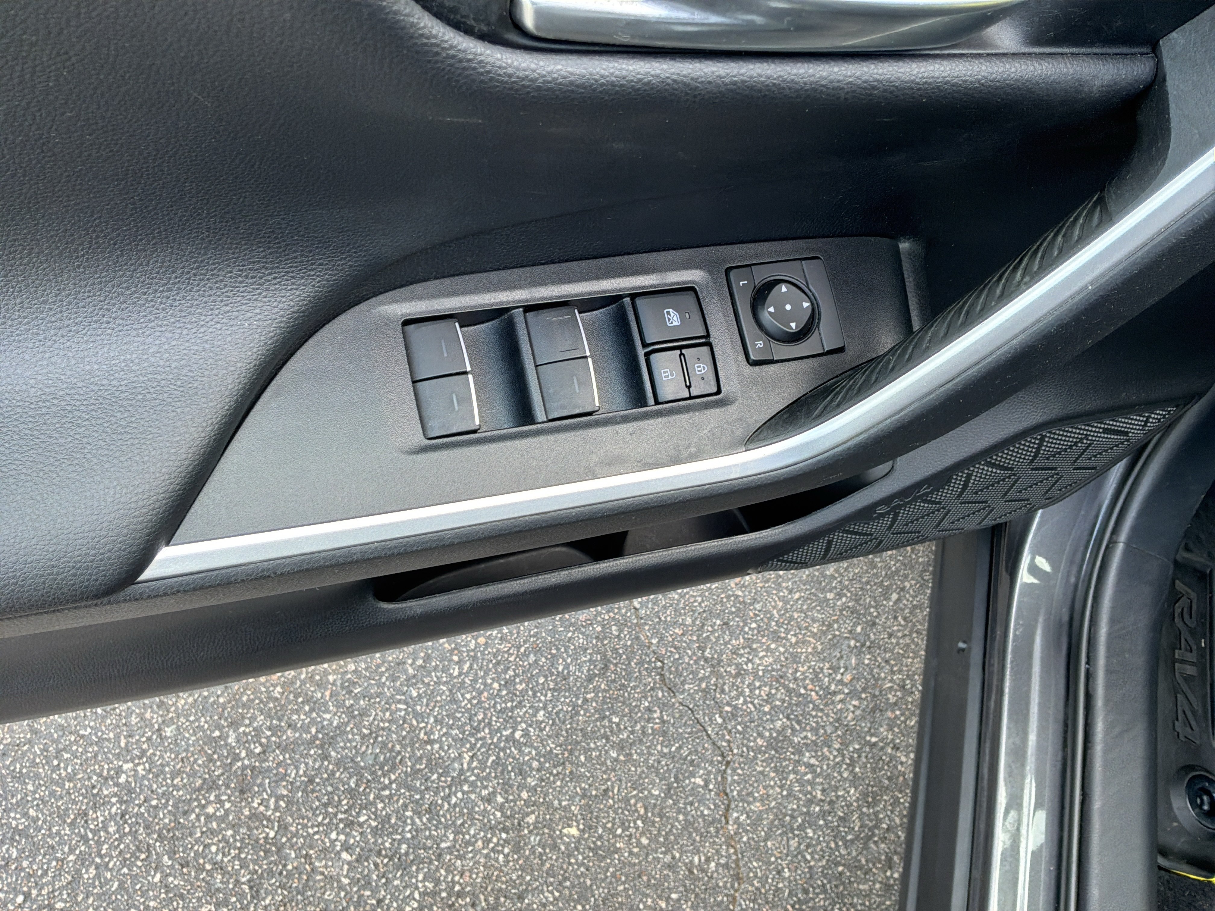 Used 2022 Toyota RAV4 XSE AWD/4WD image 15