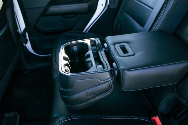 Used 2018 Jeep Wrangler Unlimited Sahara image 32