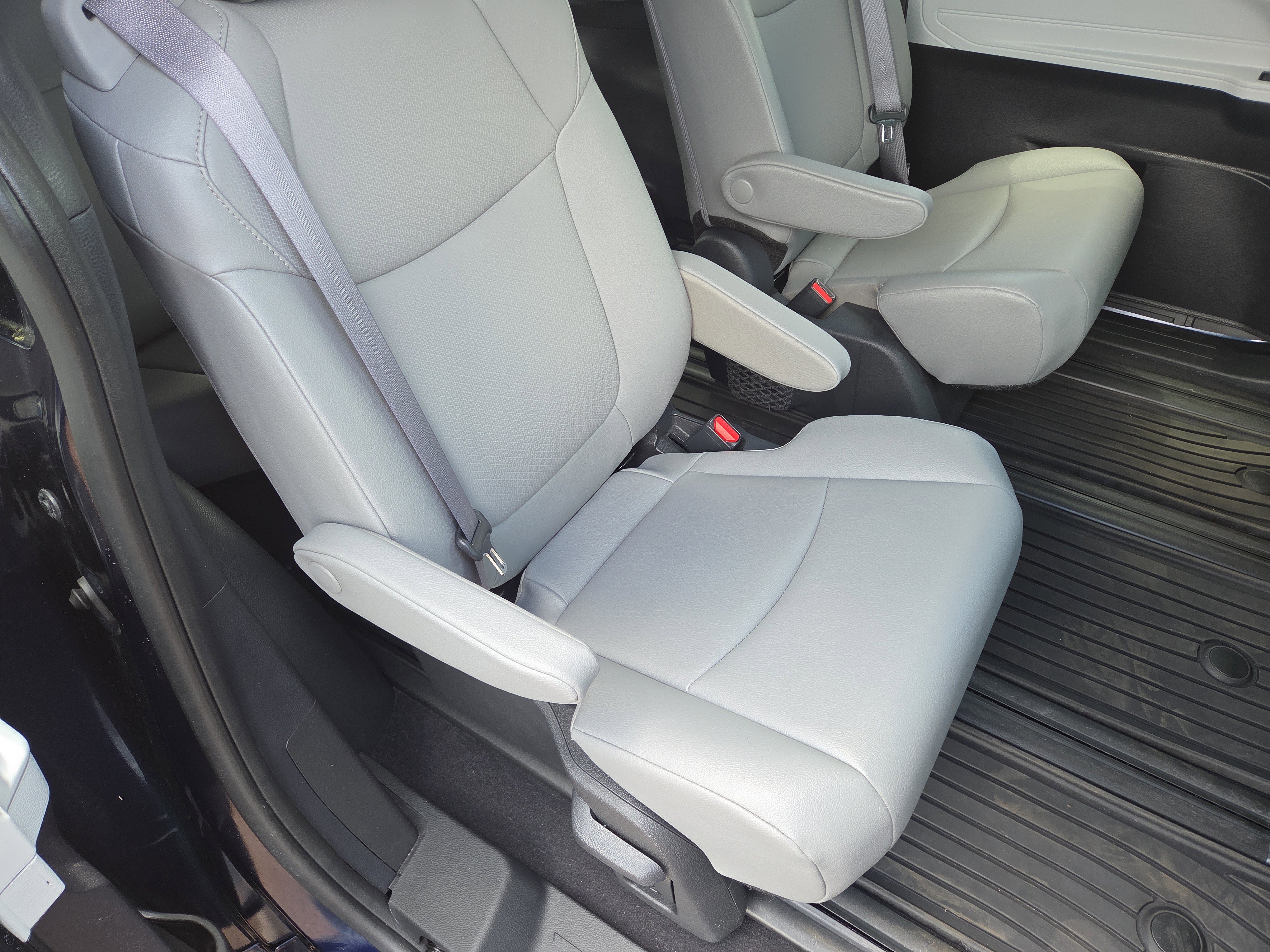 Certified 2025 Toyota Sienna XLE w/ XLE Plus Package AWD/4WD image 18