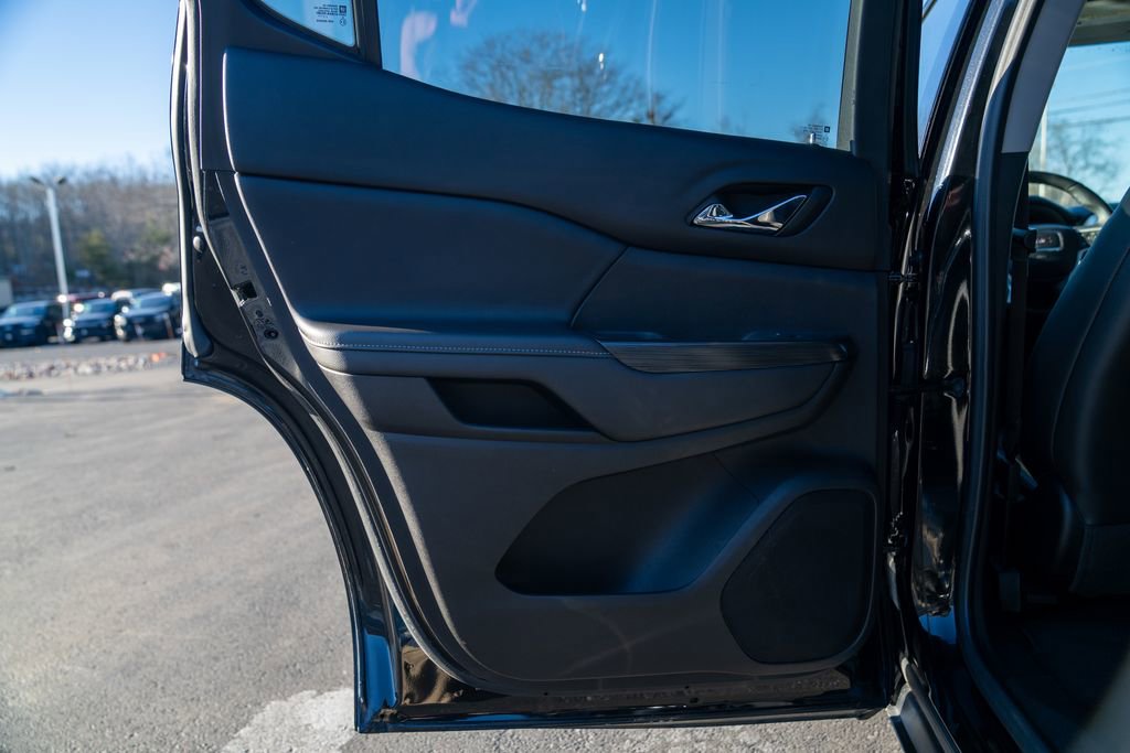 Used 2023 GMC Acadia SLT w/ Elevation Edition image 19