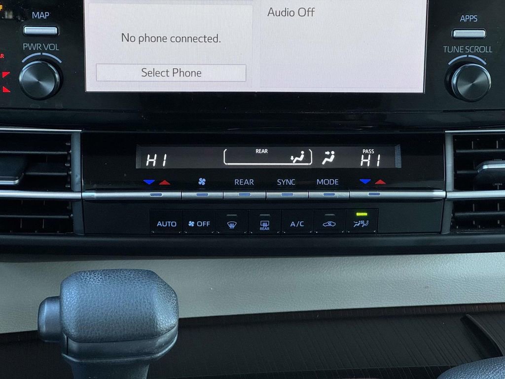 Used 2024 Toyota Sienna LE image 5