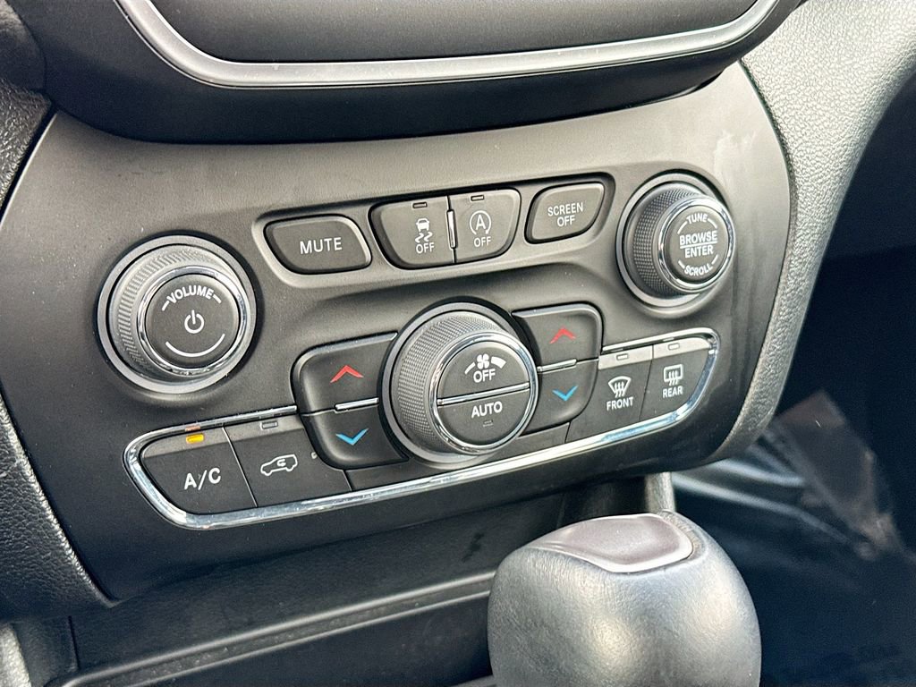 Used 2023 Jeep Cherokee Altitude Lux AWD/4WD image 16