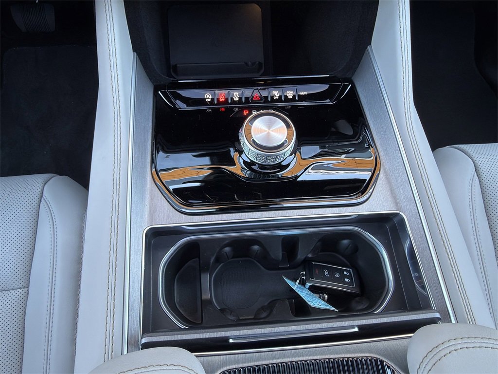 New 2025 Jeep Wagoneer Base image 16