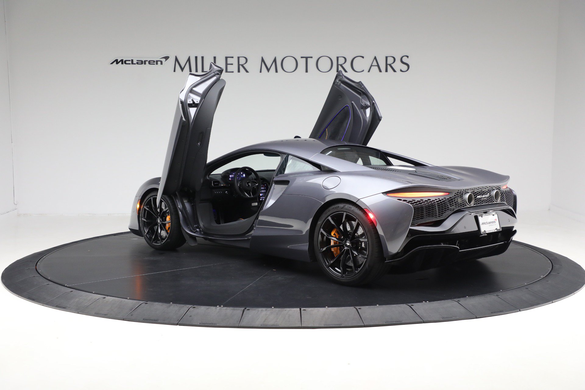 Used 2024 McLaren Artura RWD image 16