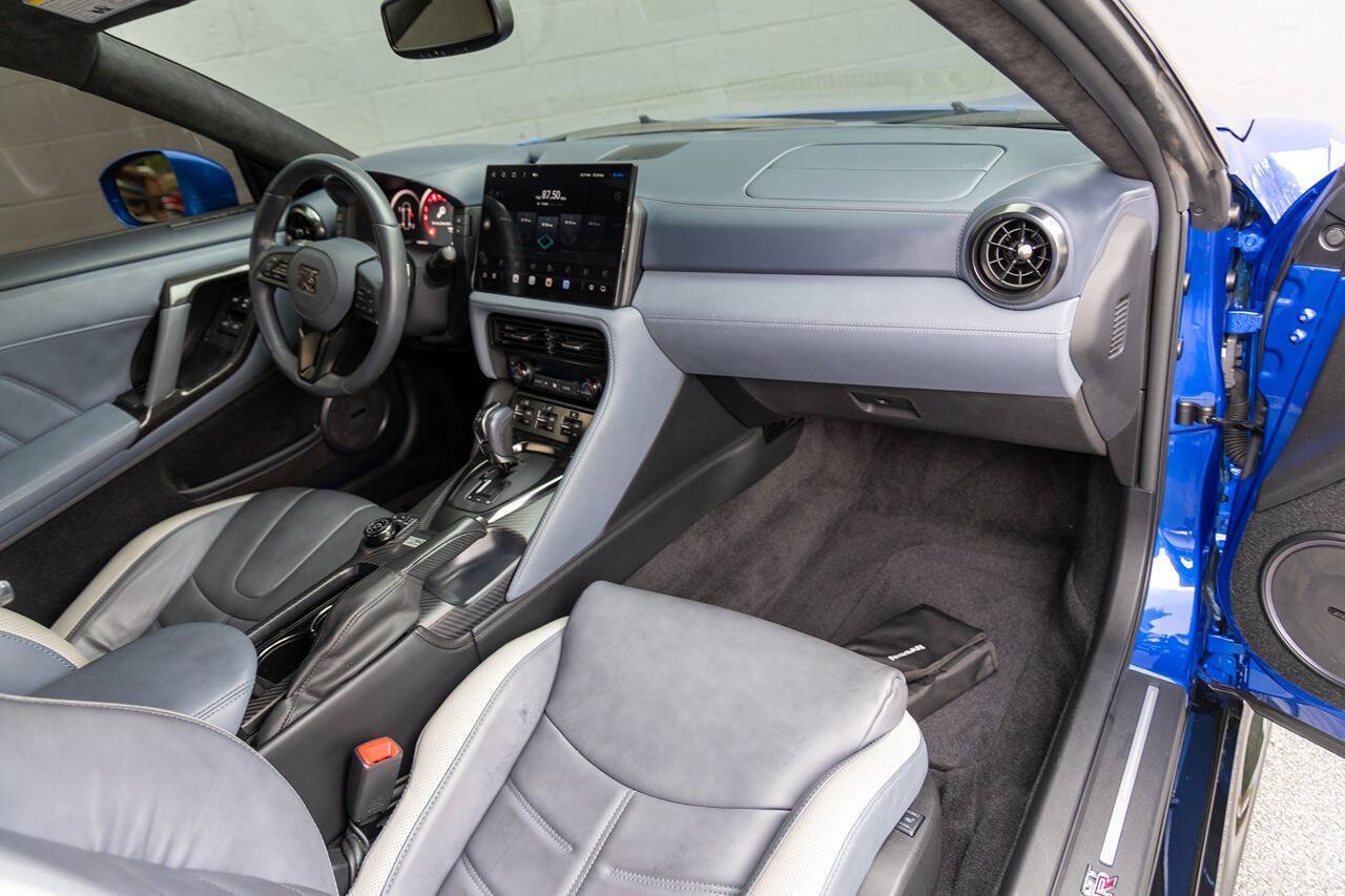 Used 2020 Nissan GT-R Premium AWD/4WD image 2