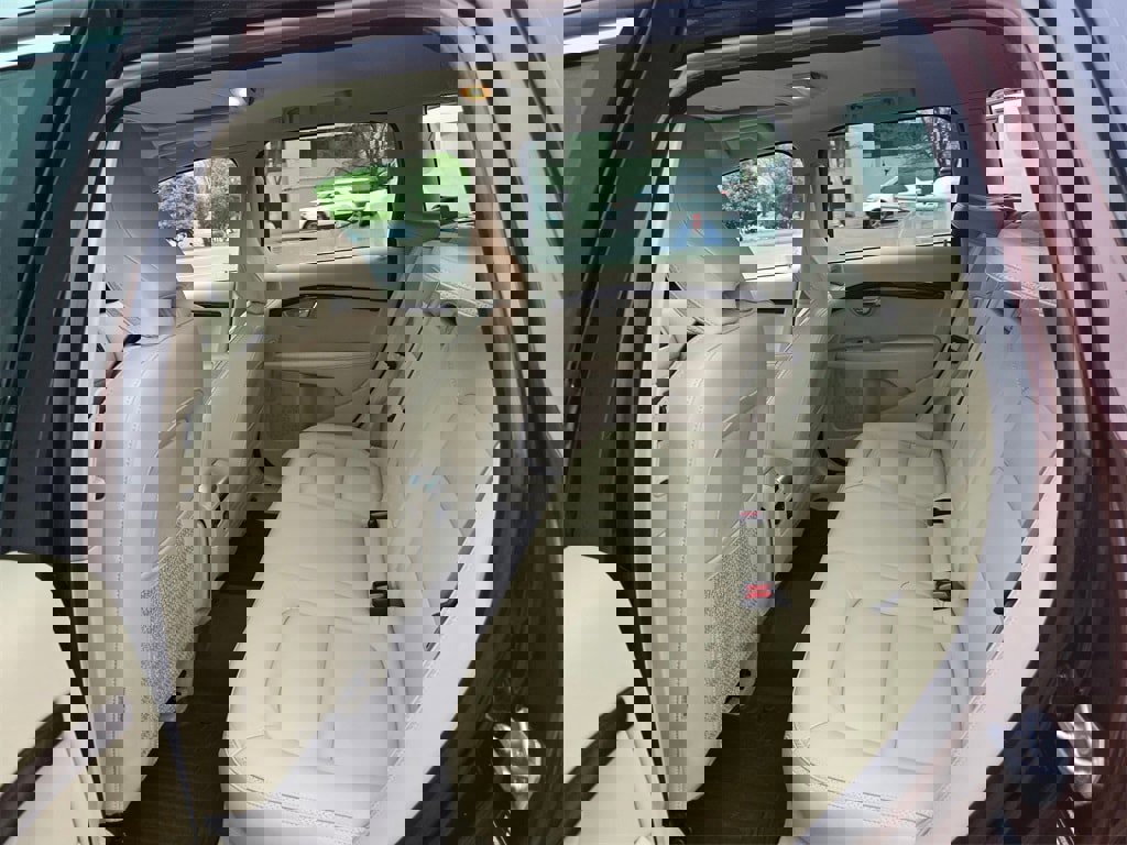 Used 2016 Volvo XC70 T5 Platinum w/ Climate Package image 10