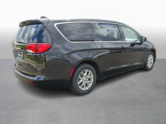 Used 2023 Chrysler Voyager LX image 4