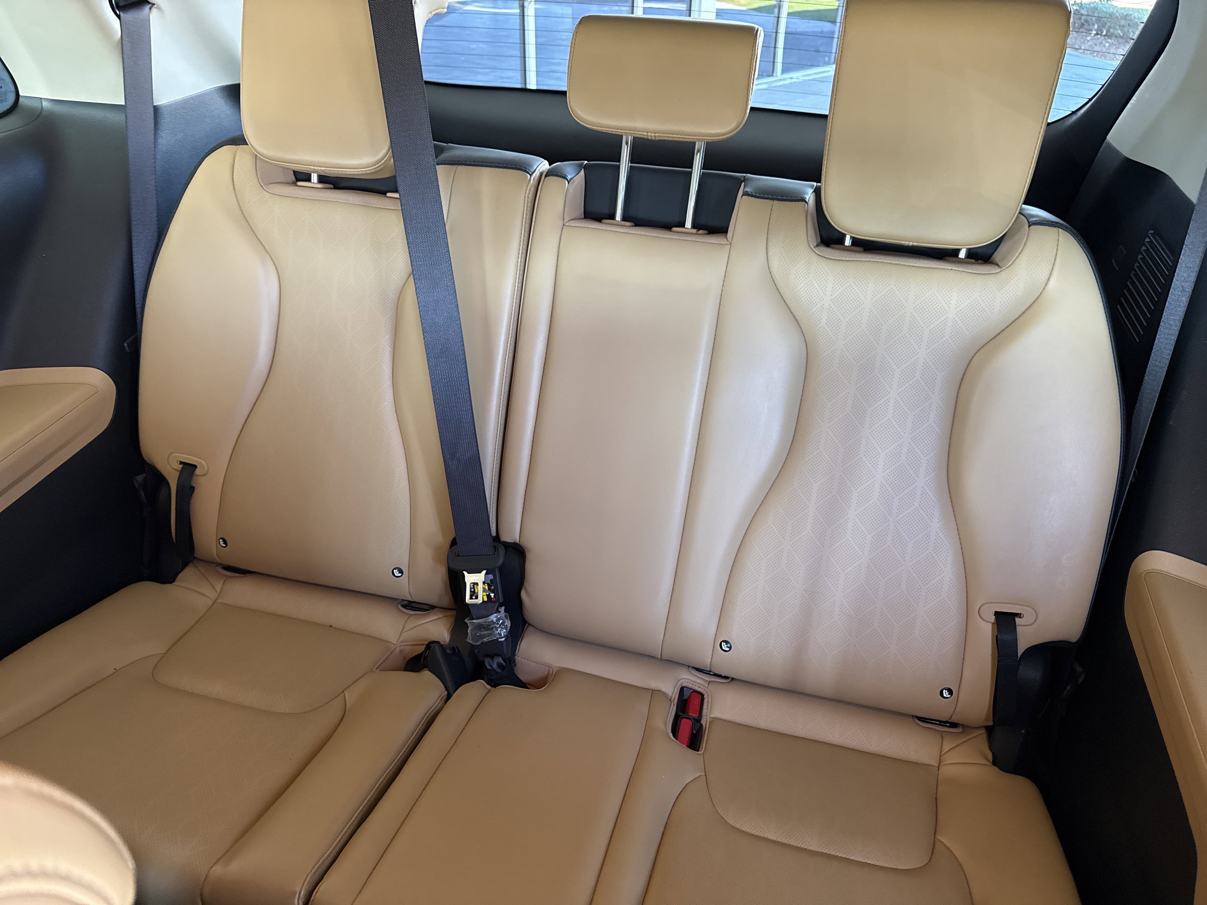 Used 2023 Kia Carnival LX image 30