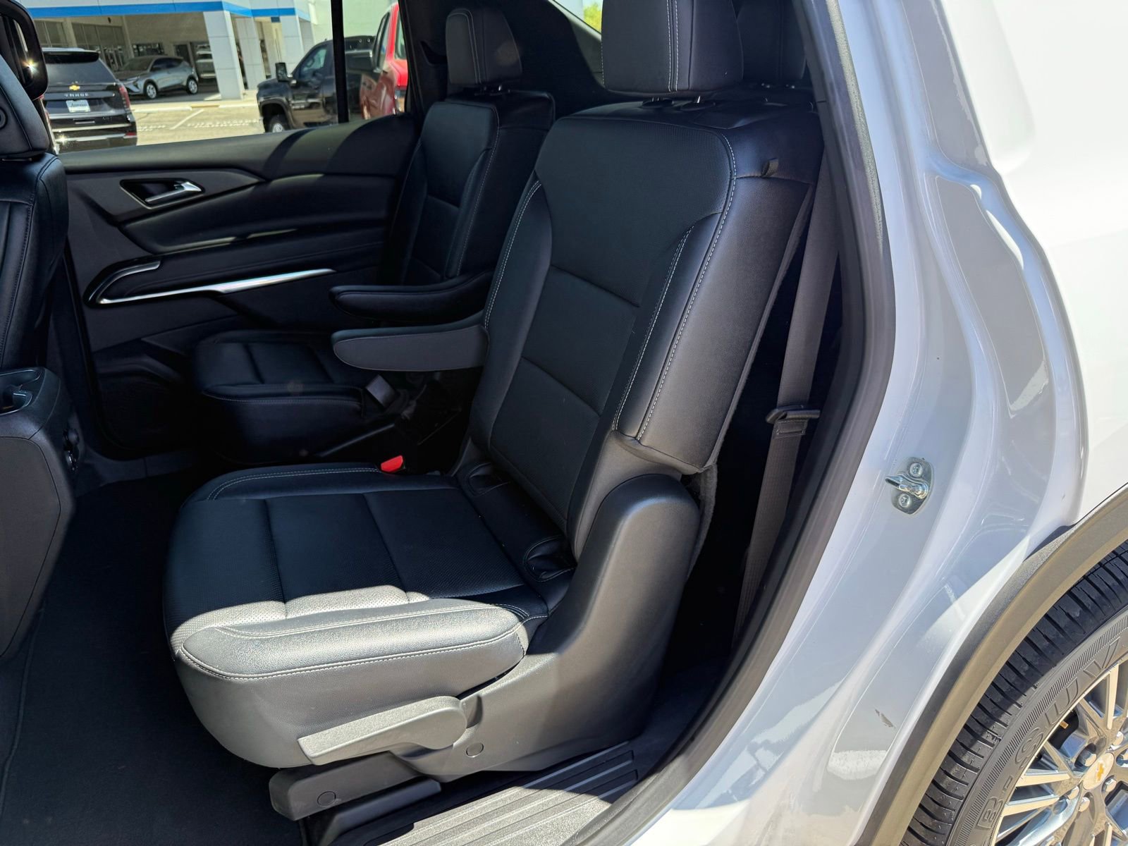 Used 2025 Chevrolet Traverse LT FWD image 32