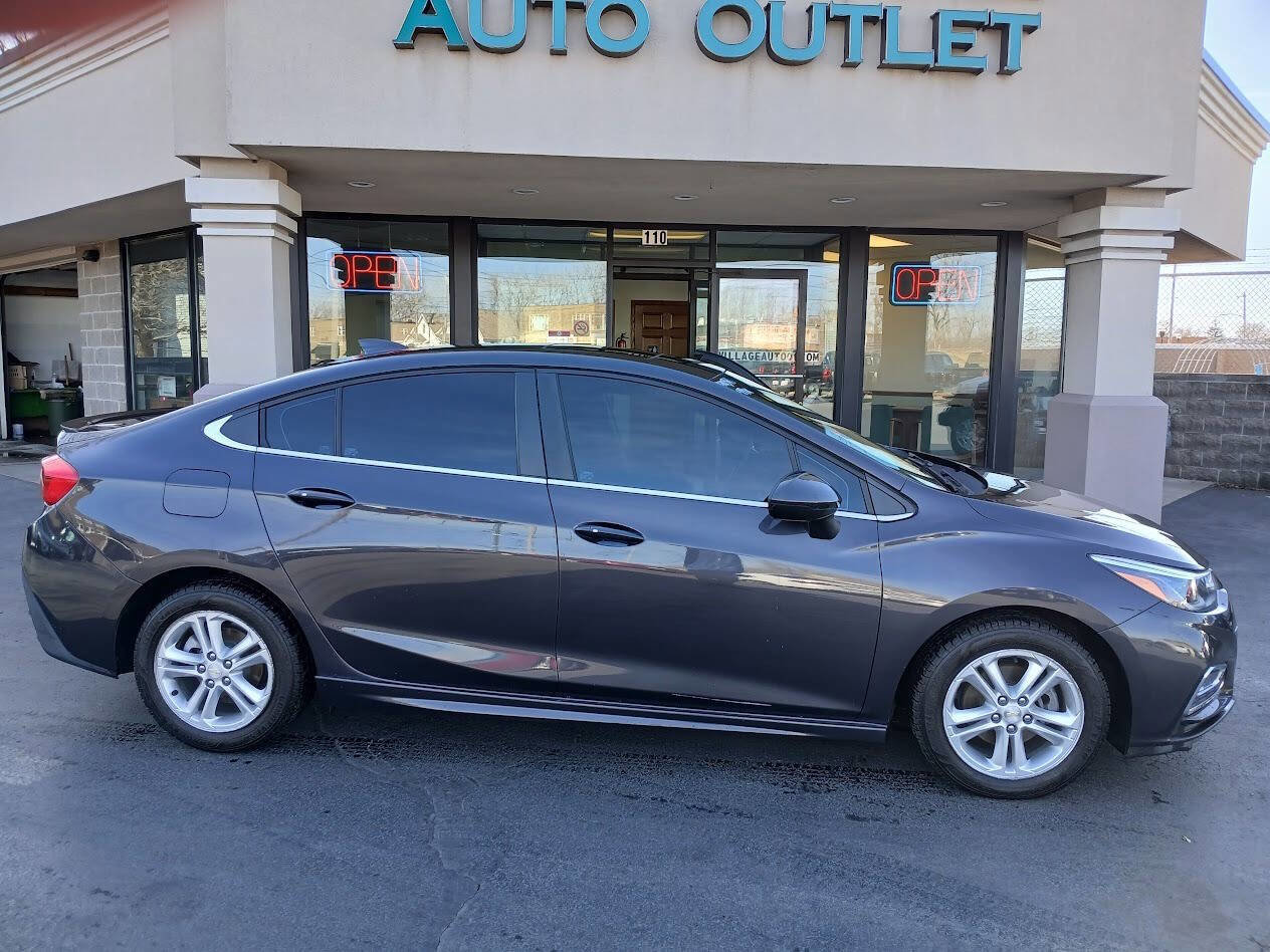 Used 2017 Chevrolet Cruze LT w/ Sun And Sound Package image 11