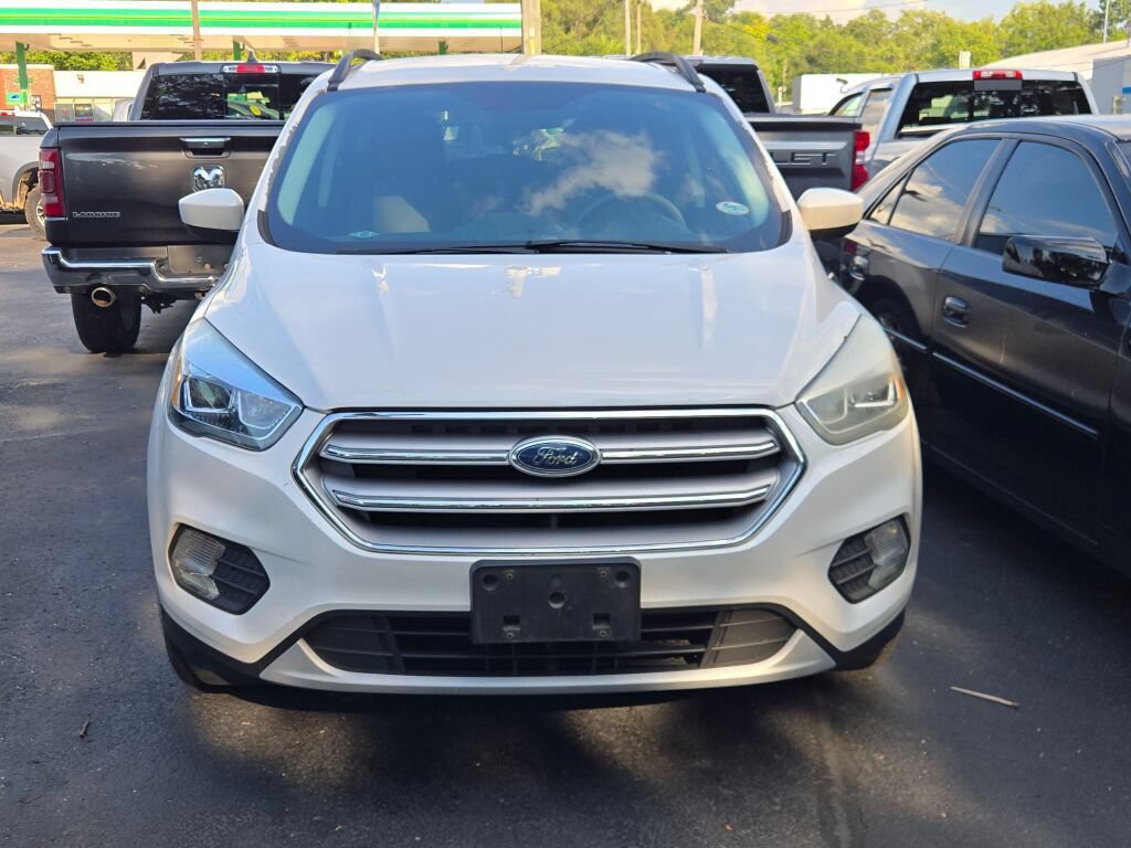 Used 2017 Ford Escape SE w/ Equipment Group 201A FWD image 2