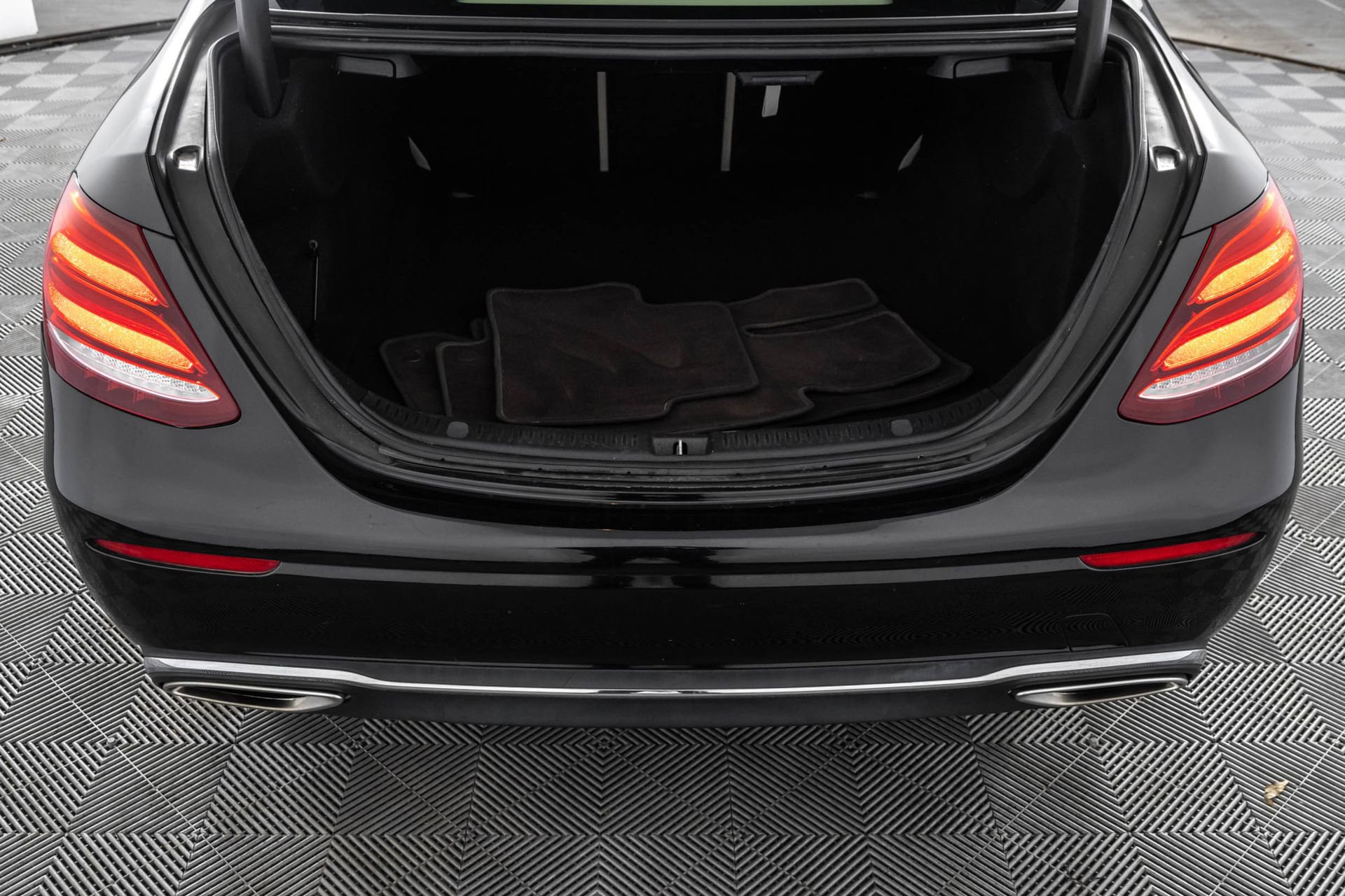 Used 2019 Mercedes-Benz E 300 4MATIC w/ Premium 1 Package image 39