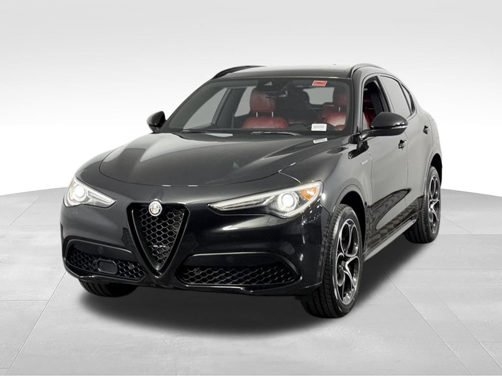 Used 2023 Alfa Romeo Stelvio Veloce AWD/4WD image 3