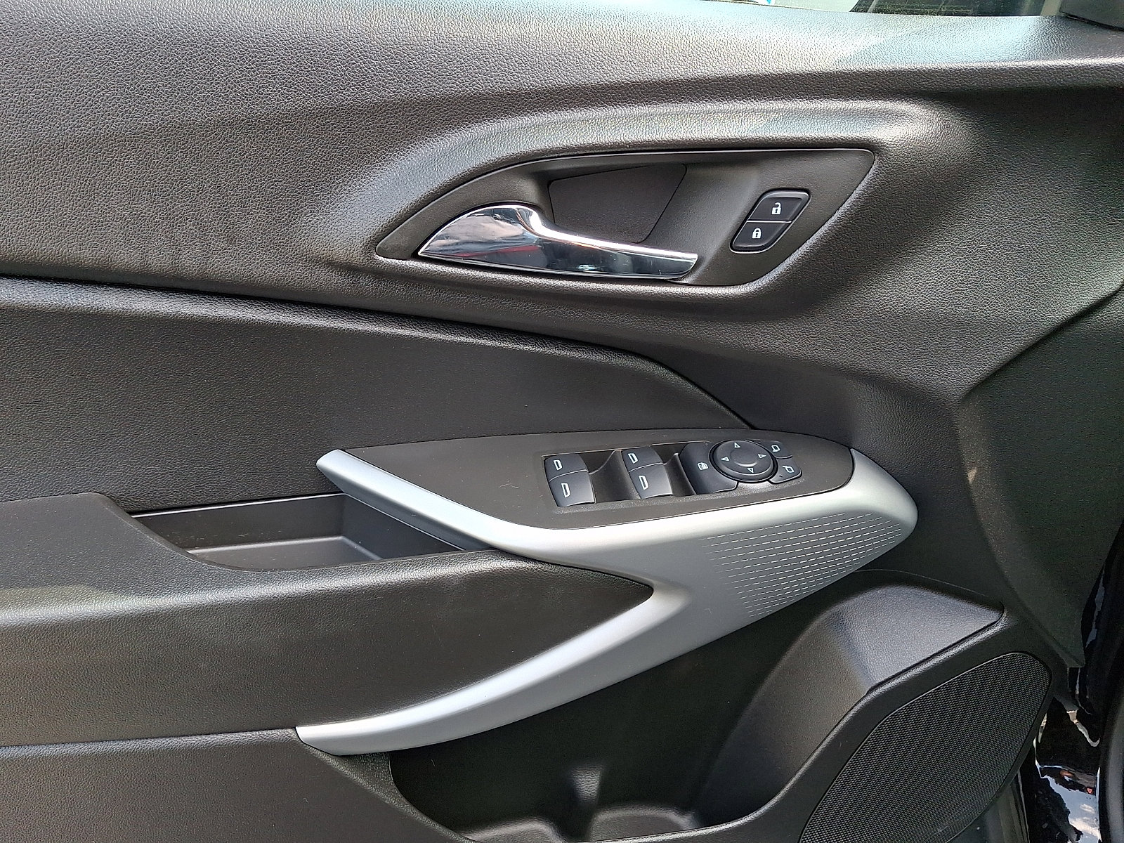 Used 2025 Chevrolet Trax LS FWD image 12
