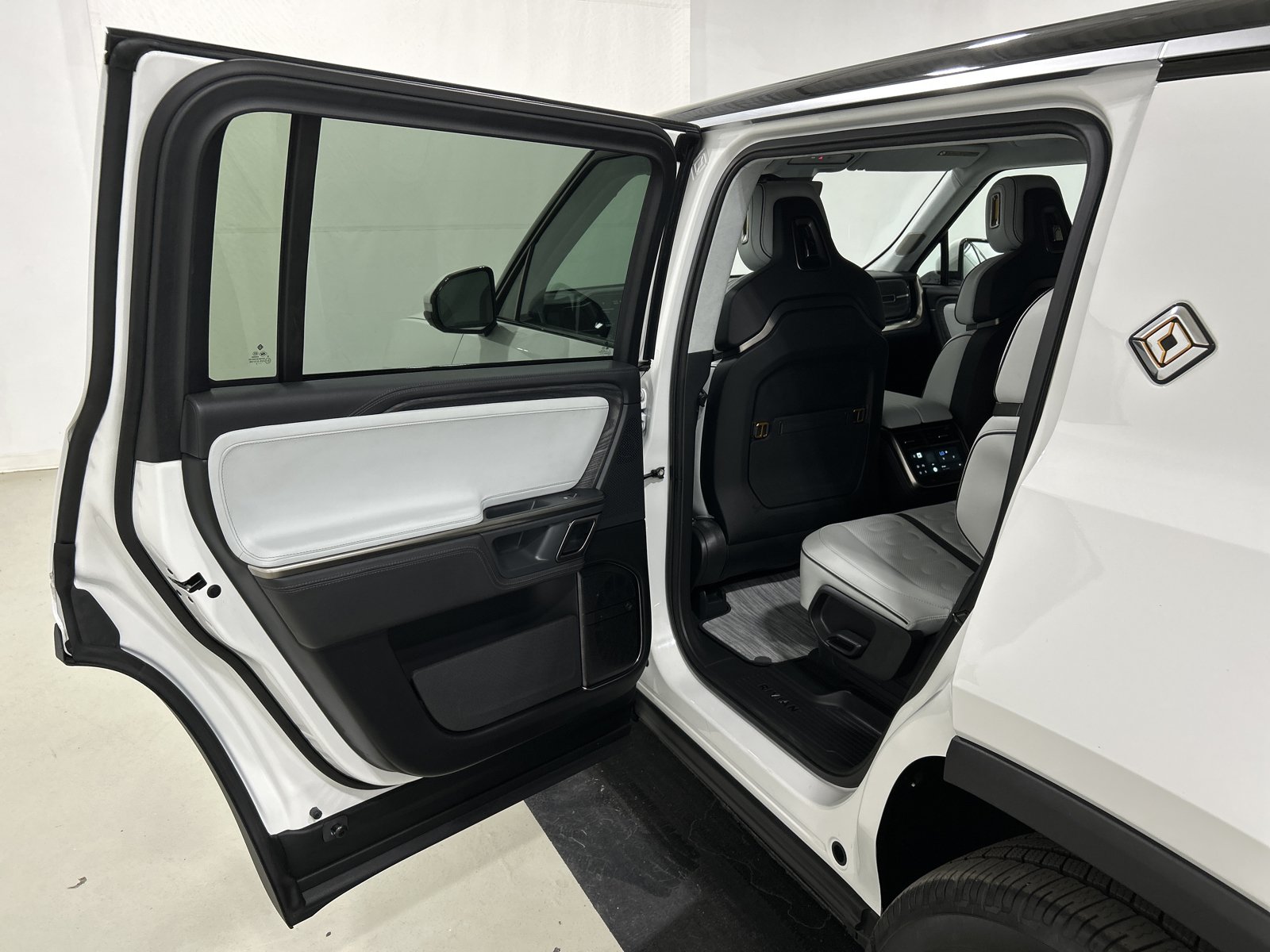 Used 2023 Rivian R1S Adventure AWD/4WD image 17